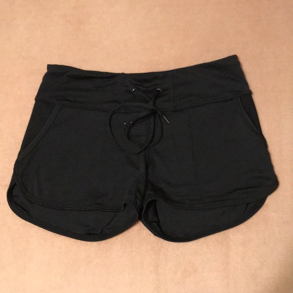 NWOT Colosseum athletic dolphin hem shorts with drawstring waist. Black. Small.